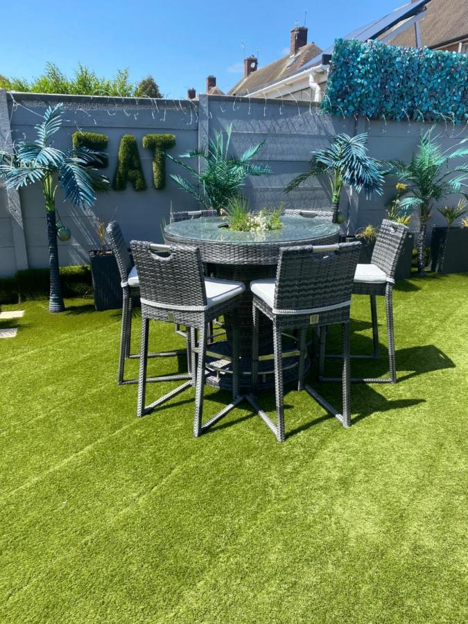 Mini Love Island Style Guest House With A Hot Private Swimming Pool And Heated Dining Pod, Secretly Located In The Busy Suburbs Of Nottingham Exterior photo