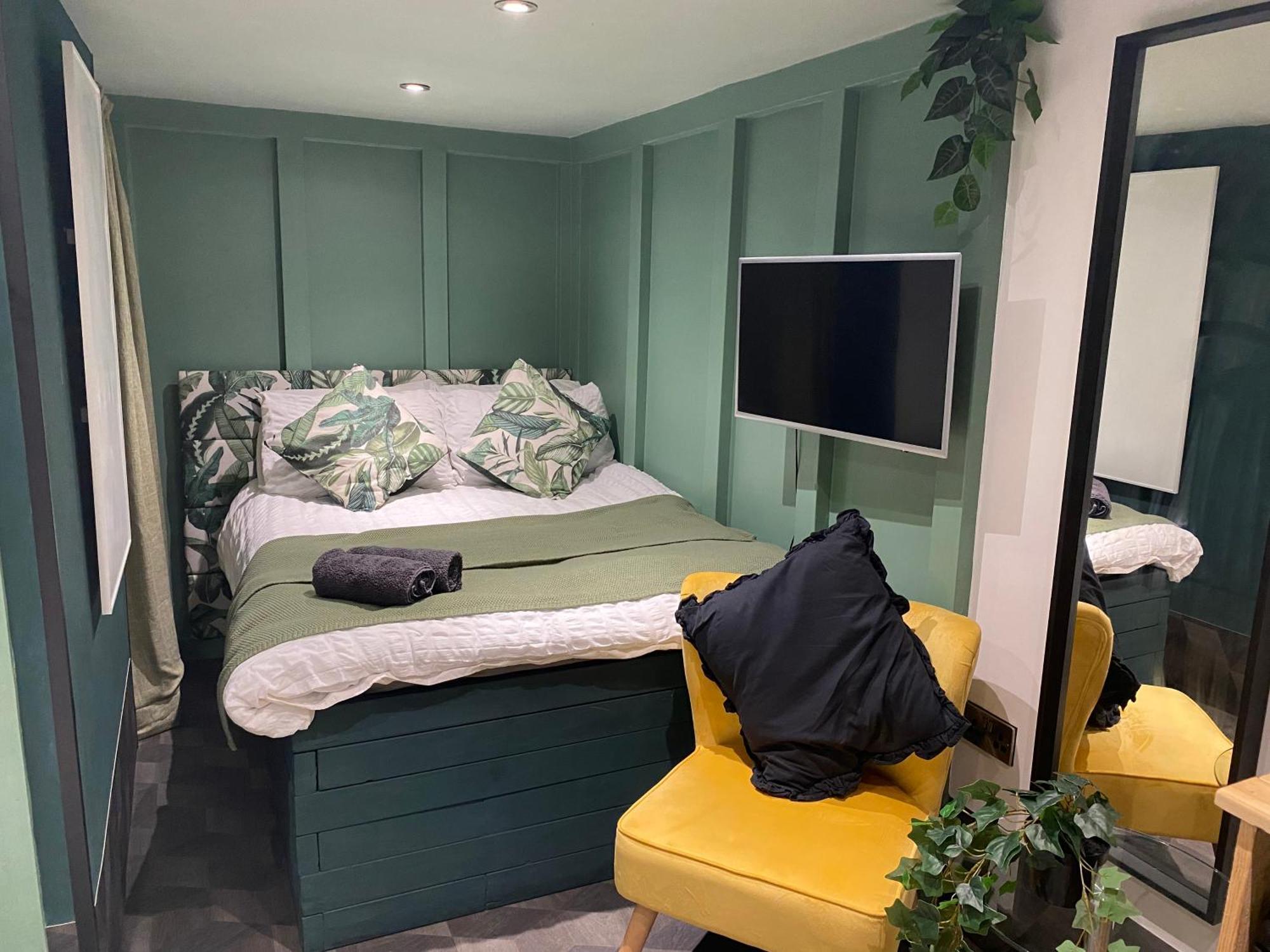 Mini Love Island Style Guest House With A Hot Private Swimming Pool And Heated Dining Pod, Secretly Located In The Busy Suburbs Of Nottingham Exterior photo